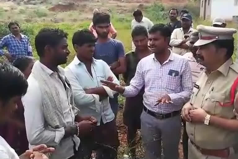 Villagers block construction of new Secretariat building at Shingarakonda Palem in Prakasam district