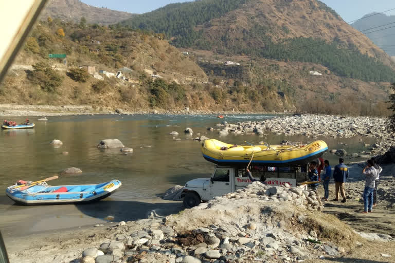 Action against 3 for unlicensed rafting in Kullu