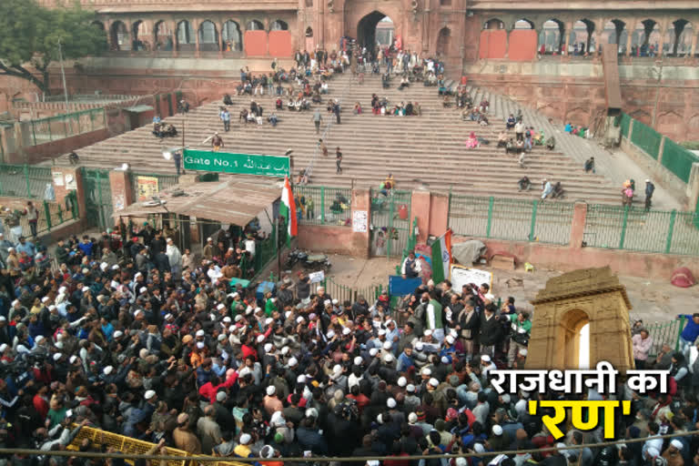 People protesting at Jama Masjid