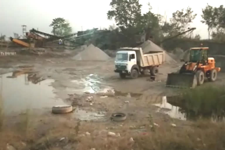 लक्सर में दो स्टोन क्रेशर सीज two stone crusher seas in Laksar