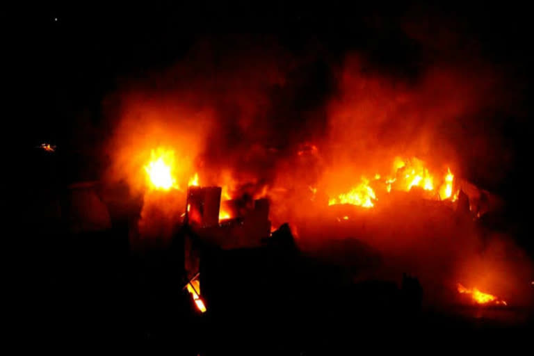 fire breaks out in Sadar Bazar at delhi  and six fire brigade vehicles reach on the spot