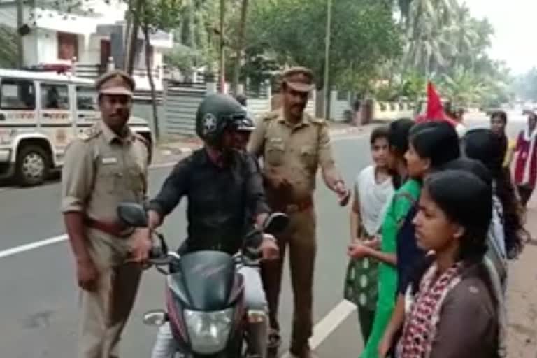 KOZHIKODE  road safety awareness program conducted by college students at kozhikod  road safety awareness program conducted by college students  awareness program conducted by college students at kozhikod  റോഡ്‌ സുരക്ഷ; ബോധവല്‍കരണവുമായി കോളജ്‌ വിദ്യാര്‍ഥികൾ