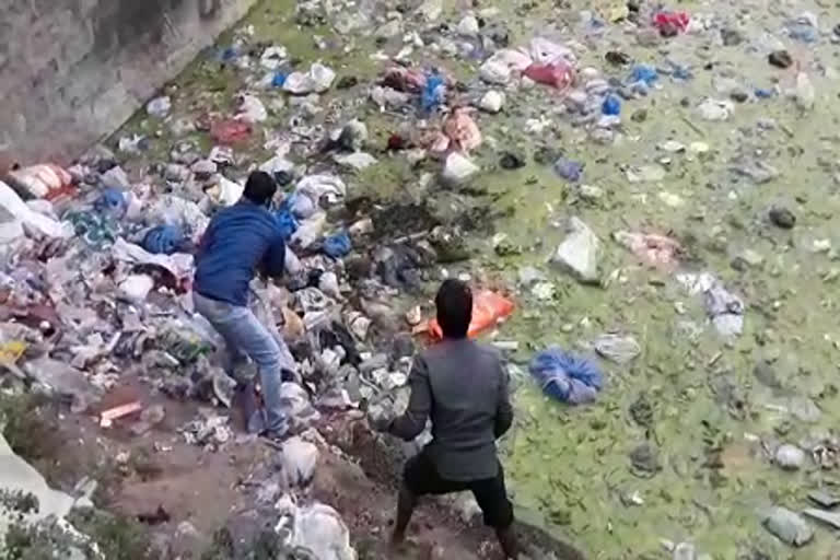 a man fall in well at pathabasti in Hyderabad