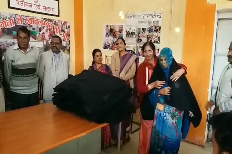 blankets-distributed-to-protect-people-from-cold-in-tikamgarh