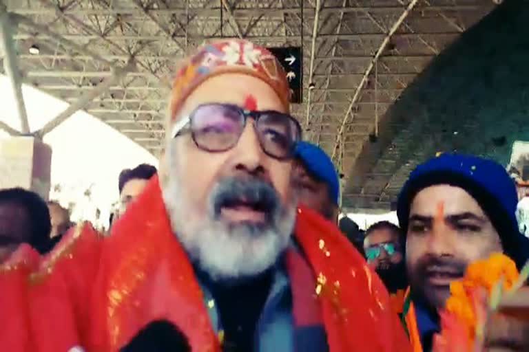 Giriraj Singh reached Ranchi, Giriraj Singh's news, Birsa Munda Airport, Jharkhand news, NRC, CAA news, गिरिराज सिंह पहुंचे रांची, गिरिराज सिंह की खबर, बिरसा मुंडा एयरपोर्ट, झारखंड की खबर, एनआरसी, सीएए की खबर