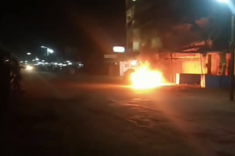 fire on Car in front of Narsinghpur railway station