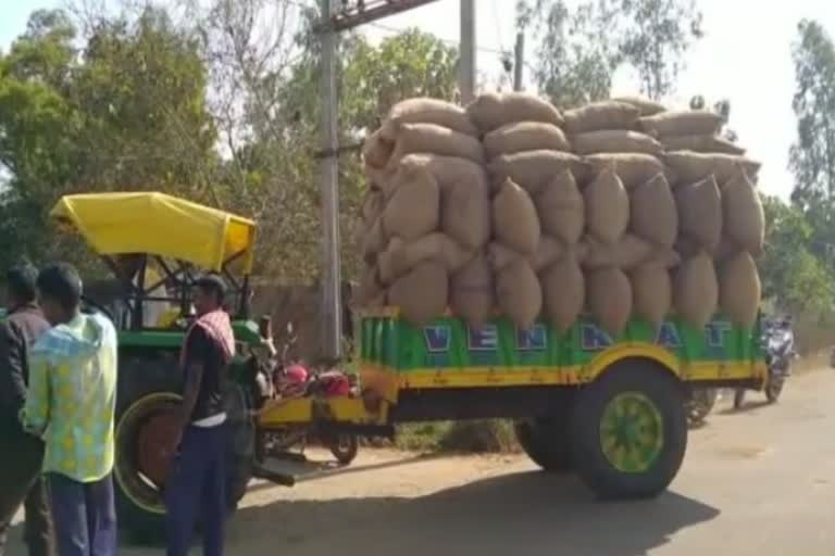 kalahandi farmers protest, kalahandi latest news, farmers put lock in mandi, ମଣ୍ଡିରେ ତାଲା ପକାଇଲେ ଚାଷୀ, କଳାହାଣ୍ଡି ଲାଟେଷ୍ଟ ନ୍ୟୁଜ୍‌, କଳାହାଣ୍ଡିର ଚାଷୀ ସମସ୍ୟା