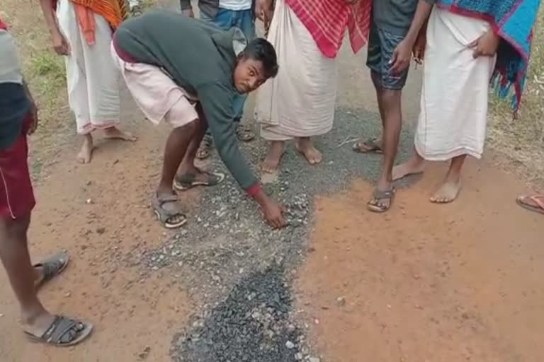 road got damaged, new road damaged, villagers goes on agitation, malkangiri MV 129, ନିର୍ମାଣର ଛ ମାସ ପରେ ରାସ୍ତାର ଅବସ୍ଥା ଶୋଚନୀୟ, କାଲିମେଳା ବ୍ଲକ ଅନ୍ତର୍ଗତ ଏମ.ଭି 129 ଗ୍ରାମ, ରାସ୍ତାକାମକୁ ବିରୋଧ