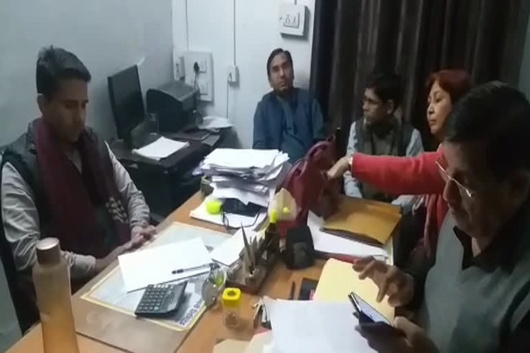 Lokayukta caught electoral board officer red handed taking bribe