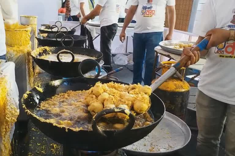 chef satyendra jog will fry 25000 batata wadas