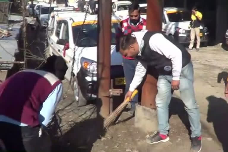 Cleanliness drive organized on taxi stand hamirpur