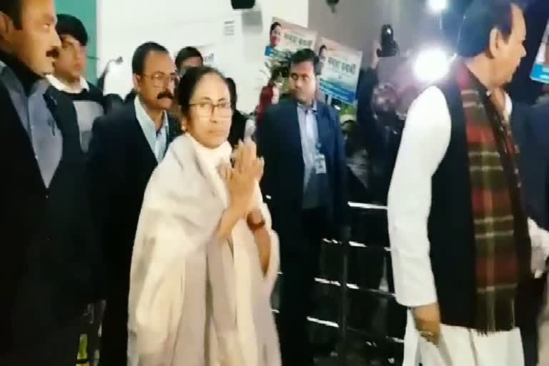 Mamta Banerjee reached Ranchi for Hemant oath ceremony