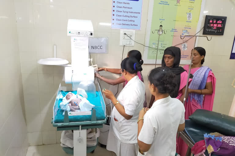 mother gives birth to baby girl, mother gives birth to baby girl in government school, mother gives birth to baby girl in school toilet, Belagavi mother news, ಹೆಣ್ಣು ಮಗುವಿಗೆ ಜನ್ಮ ನೀಡಿದ ತಾಯಿ, ಸರ್ಕಾರಿ ಶಾಲೆಯಲ್ಲಿ ಹೆಣ್ಣು ಮಗುವಿಗೆ ಜನ್ಮ ನೀಡಿದ ತಾಯಿ, ಸರ್ಕಾರಿ ಶಾಲೆಯ ಶೌಚಾಲಯದಲ್ಲಿ ಹೆಣ್ಣು ಮಗುವಿಗೆ ಜನ್ಮ ನೀಡಿದ ತಾಯಿ, ಬೆಳಗಾವಿ ತಾಯಿ ಸುದ್ದಿ,