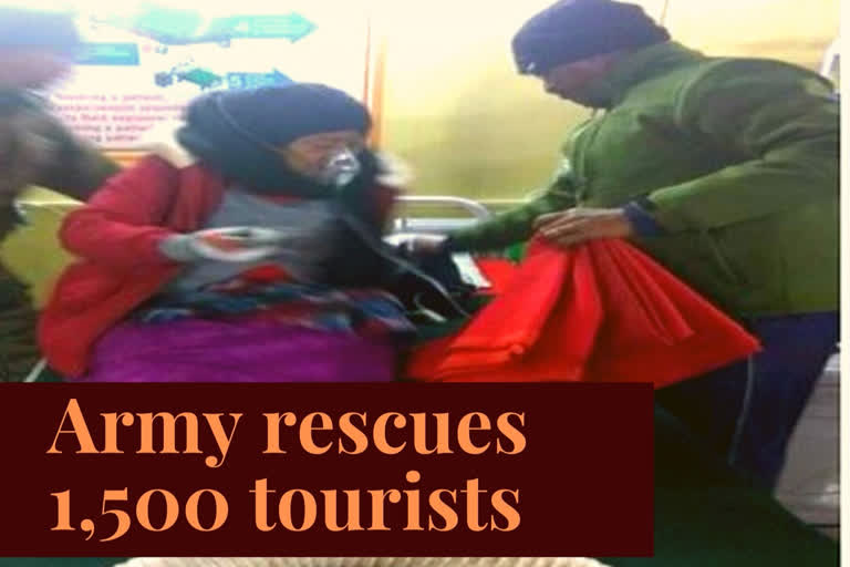 Indian Army rescues  1,500 tourists stranded  Jawahar Lal Nehru Road  Nathu La in East Sikkim  Indian Army  കിഴക്കന്‍ സിക്കിമില്‍ കനത്ത മഞ്ഞ് വീഴ്‌ച; കുടുങ്ങി കിടന്ന സഞ്ചാരികളെ സൈന്യം രക്ഷപ്പെടുത്തി  കിഴക്കന്‍ സിക്കിമില്‍ കനത്ത മഞ്ഞ് വീഴ്‌ച  Indian Army rescues 1,500 tourists stranded in Sikkim after heavy snowfall