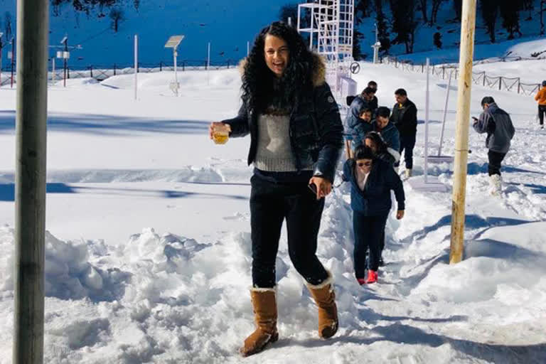 aKangana enjoys winter in hometown Manali