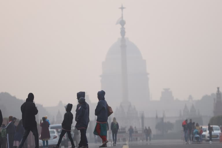 Delhi continues to shiver in cold wave  delhi  delhi wakes up to severe cold  minimum temperature 2 degree celsius at delhi  ഡല്‍ഹിയില്‍ ശക്തമായ തണുപ്പ് തുടരുന്നു