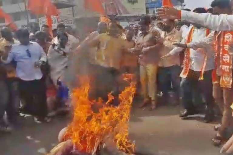 Maharashtra Karnataka border dispute, ಕೊಲ್ಹಾಪುರದಲ್ಲಿ ಶಿವಸೇನೆ ಕಾರ್ಯಕರ್ತರ ಪ್ರತಿಭಟನೆ