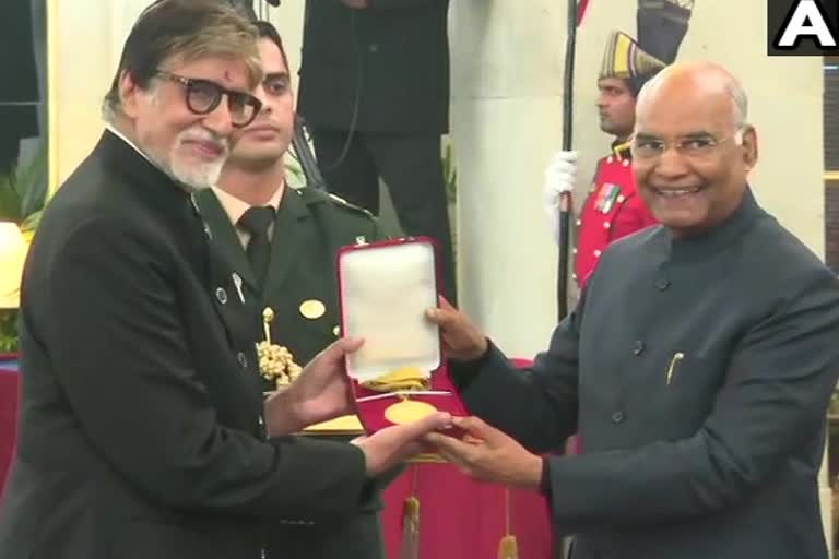 Amitabh bachchan felicited by Dadasaheb phalke award By President Ramnath Kovind