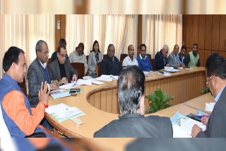 dhan-singh-rawat-took-a-meeting-of-officials