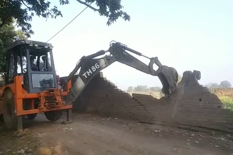 Bulldozer on the shelter of the poor