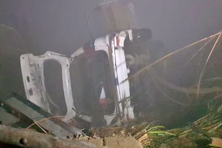 ರಸ್ತೆ ಕಾಣದೆ ಕಾಲುವೆಗೆ ಉರುಳಿದ ಕಾರು,6 killed as car falls into canal