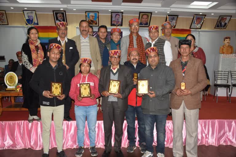 Cricketer Ranjana Thakur receives award in kullu