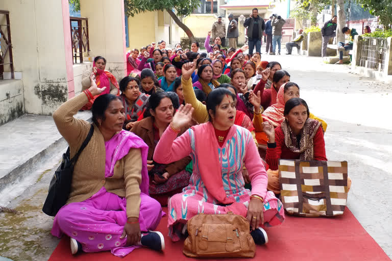 anganwadi workers demands srinagar , आंगनबाड़ी कार्यकत्रियों का विरोध श्रीनगर समाचार