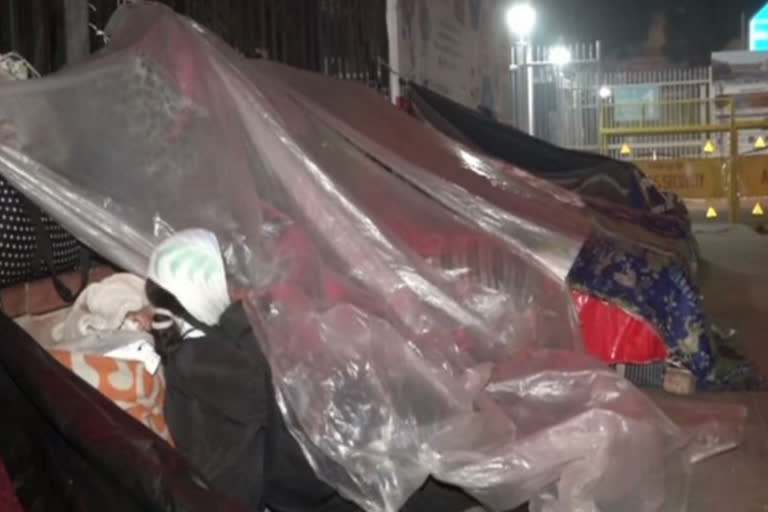 Patients & relatives brave chilling winter, Patients & relatives brave chilling winter on footpath, Patients & relatives brave chilling winter on footpath outside AIIMS, AIIMS news, ಕೊರಿಯುವ ಚಳಿಯಲ್ಲಿ ರೋಗಿಗಳು, ಕೊರಿಯು ಚಳಿಯಲ್ಲಿ ಏಮ್ಸ್​ ಆಸ್ಪತ್ರೆಯ ರೋಗಿಗಳು, ಕೊರಿಯು ಚಳಿಯಲ್ಲಿ ಏಮ್ಸ್​ ಆಸ್ಪತ್ರೆಯ ರೋಗಿಗಳ ಸುದ್ದಿ,