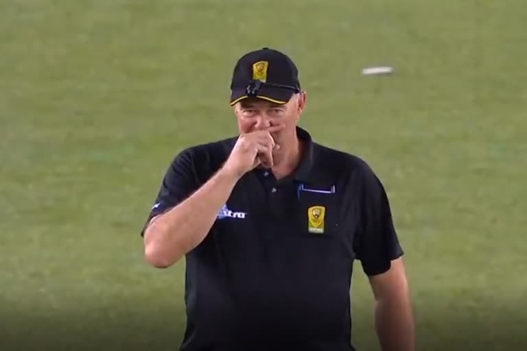 umpire-greg-davidson-hilariously-scratches-nose-after-changing-his-mind