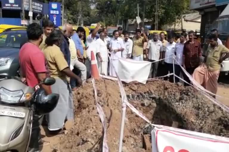 ernakulam  road issue  protest against water authority  ernakulam-ponnurunni road will be reconstructed today  ernakulam-ponnurunni road  എറണാകുളം പൊന്നുരുന്നി റോഡ്‌ ഇന്ന് രാത്രിയോടെ ഗതാഗത യോഗ്യമാക്കും