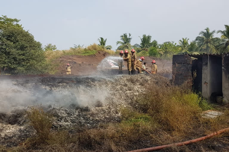 fire blaze at coconut husk factory  malappuaram local news  ചകിരി മില്ലില്‍ തീപിടിത്തം  മലപ്പുറം  മലപ്പുറം പ്രാദേശിക വാര്‍ത്തകള്‍