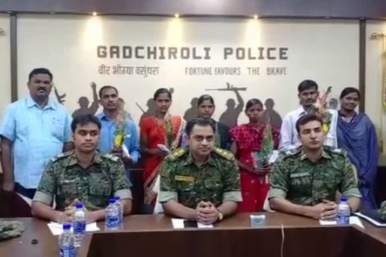 five naxals surrendere before gadchiroli police