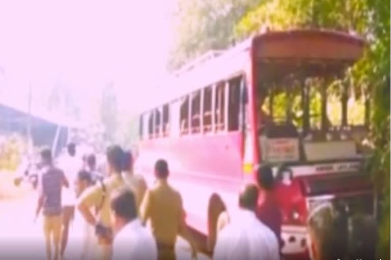 14 injured, including driver  നിയന്ത്രണം വിട്ട ബസ്  മരത്തിലിടിച്ച് ഡ്രൈവർ ഉൾപ്പെടെ 14 പേർക്ക് പരിക്ക്