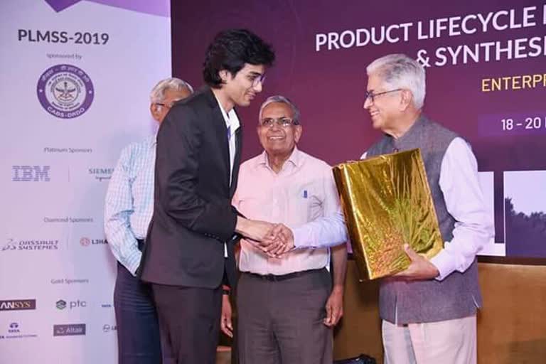 Former ISRO director honored young scientist from Ambikapur