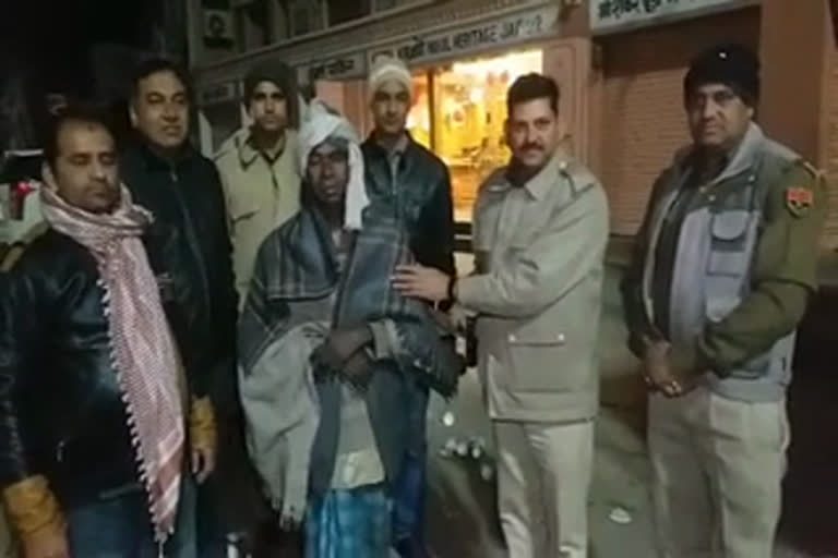 jaipur news, police distributes warm blankets, जयपुर न्यूज़, बेघर और जरूरतमंदों को कंबल