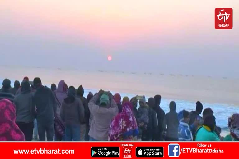 people-are-watch-the-first-sunshine-of-the-2020-at-chandrabhaga-konark