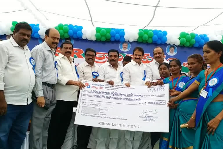 minister mopidevi distribute cheques to dwakra womens