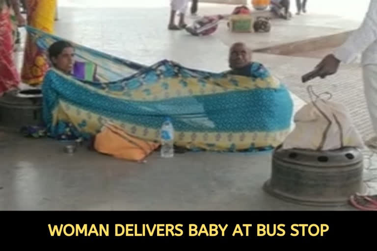 Woman delivers baby at bus stop in Vijayapura  Woman delivers baby at bus stop  Woman deliver baby  പ്രസവവേദന  ബസ്റ്റോപ്പിൽ പ്രസവം