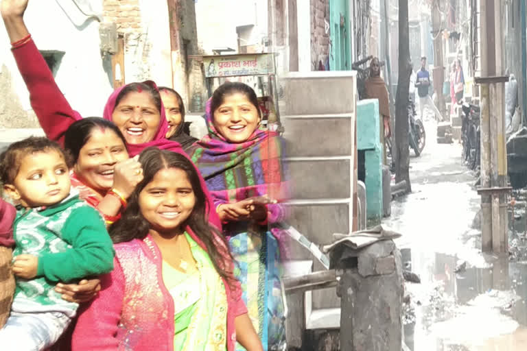 people of ambika vihar colony situated in delhi are disturbed by drains water