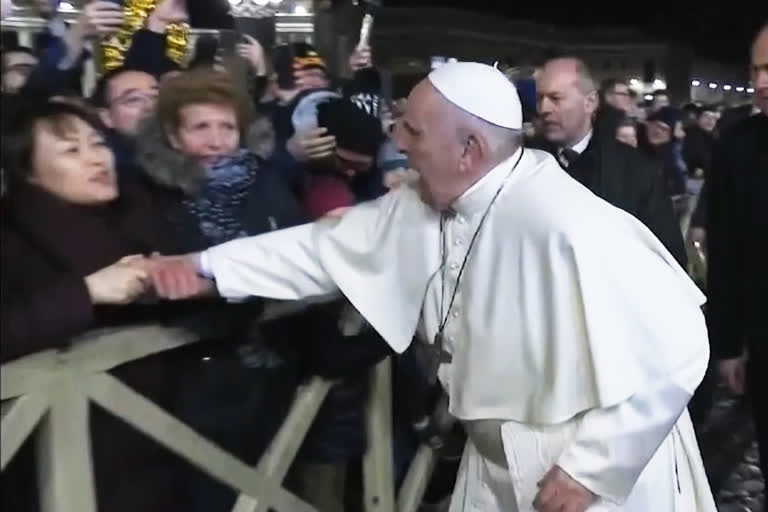 Pope apologises  Pope hits hand  Francis loses temper  Pope at St. Peter's Square  പോപ്പ് ഫ്രാൻസിസ്  സെന്‍റ് പീറ്റേഴ്സ് സ്വകയർ  സ്ത്രീയുടെ കൈ തട്ടി മാറ്റി  മാപ്പ് ചോദിച്ച് മാർപ്പാപ്പ