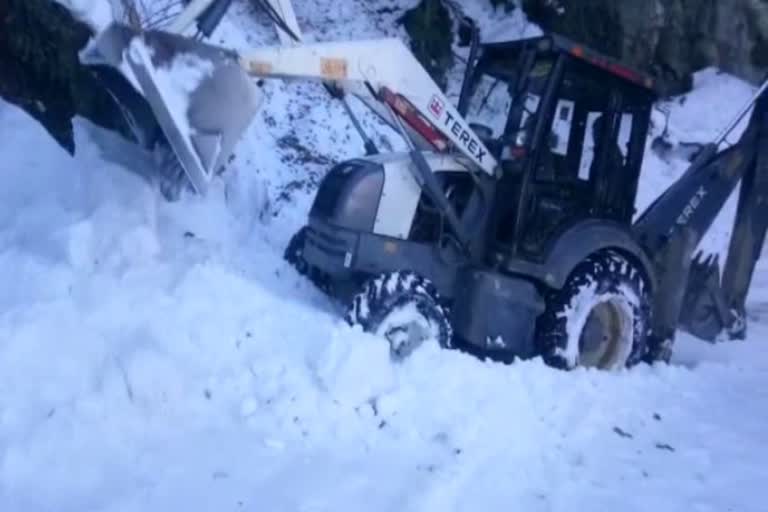 The snow started being removed from the road of the tourist city Dalhousie