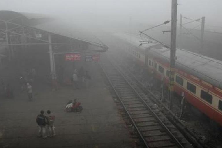 Delhi NCR India Meteorological Department Rajdhani Express temperature ഡൽഹിയിൽ കടുത്ത മൂടൽമഞ്ഞ് 21ട്രെയിനുകൾ വൈകിയോടുന്നു