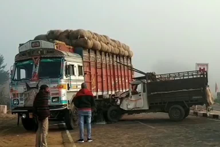 jhunjhunu news, झुंझुनू न्यूज, Collision between pickup and truck, बीडीके हॉस्पिटल