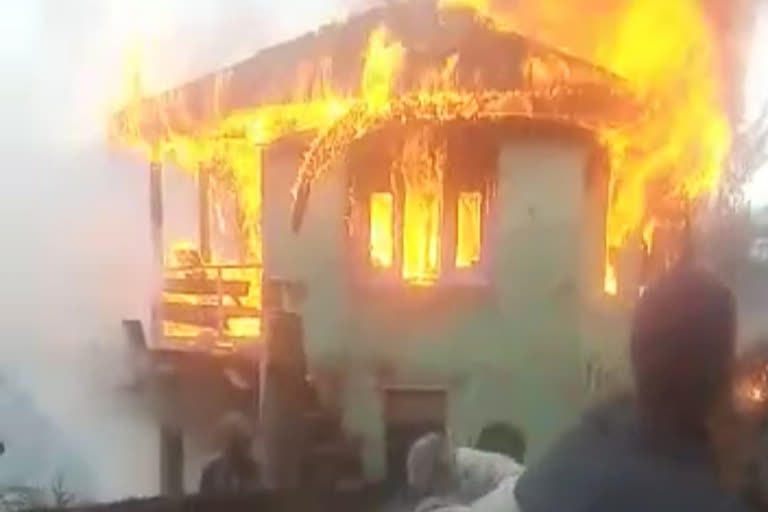 two storey house caught fire in karsog, सिलेंडर फटने से बड़ोगला में दो मंजिला मकान चढ़ा आग की भेंट