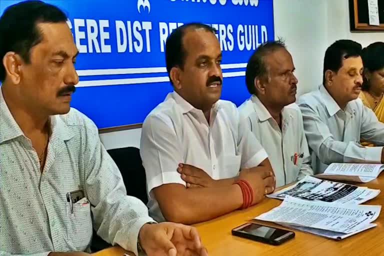 protest-begins-to-increase-salaries-of-pharmacist-employees-said-by-shivananda-dalwai