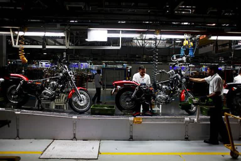 business news, two eheeler, Two-wheeler makers post sales decline, bajaj auto, hero motor corp, tvs mootr, royal enfield, कारोबार न्यूज, दोपहिया वाहनों में नरमी, हीरो मोटोकॉर्प, बजाज ऑटो, टीवीएस मोटर