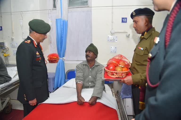 delhi-army-chief-his-wife-visit-army-base-hospital  എംഎം നരവാനെ ആർമി ബേസ് ആശുപത്രിയിൽ സന്ദർശനം നടത്തി  എംഎം നരവാനെ ചുമതലയേറ്റു  എം എം നരവാനെ