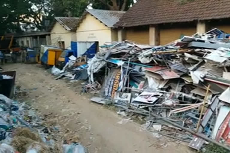 Palakkad municipality near the garbage dumps  മാലിന്യ കൂമ്പാരം  പാലക്കാട് നഗരസഭാ സമുച്ചയം