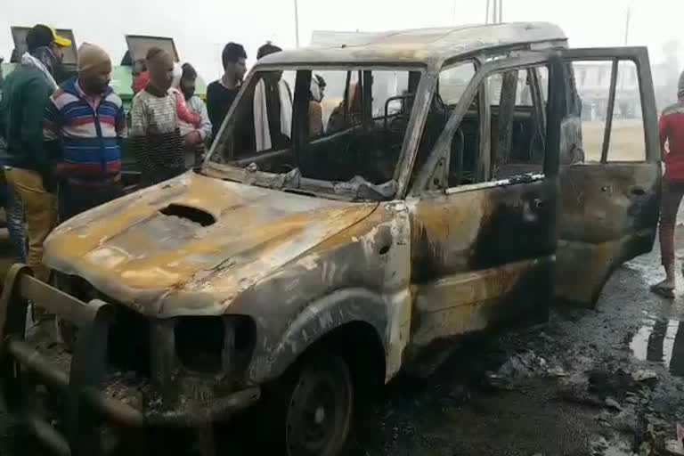 a-scorpio-was-completely-burnt-down-in-ashoknagar