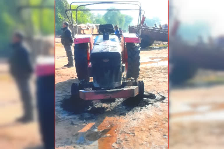 Crime in Palamu, Palamu Police, Naxalites set fire to tractors, TPC Naxalites, पलामू में अपराध, पलामू पुलिस, नक्सलियों ने ट्रैक्टर में लगाई आग, टीपीसी नक्सली